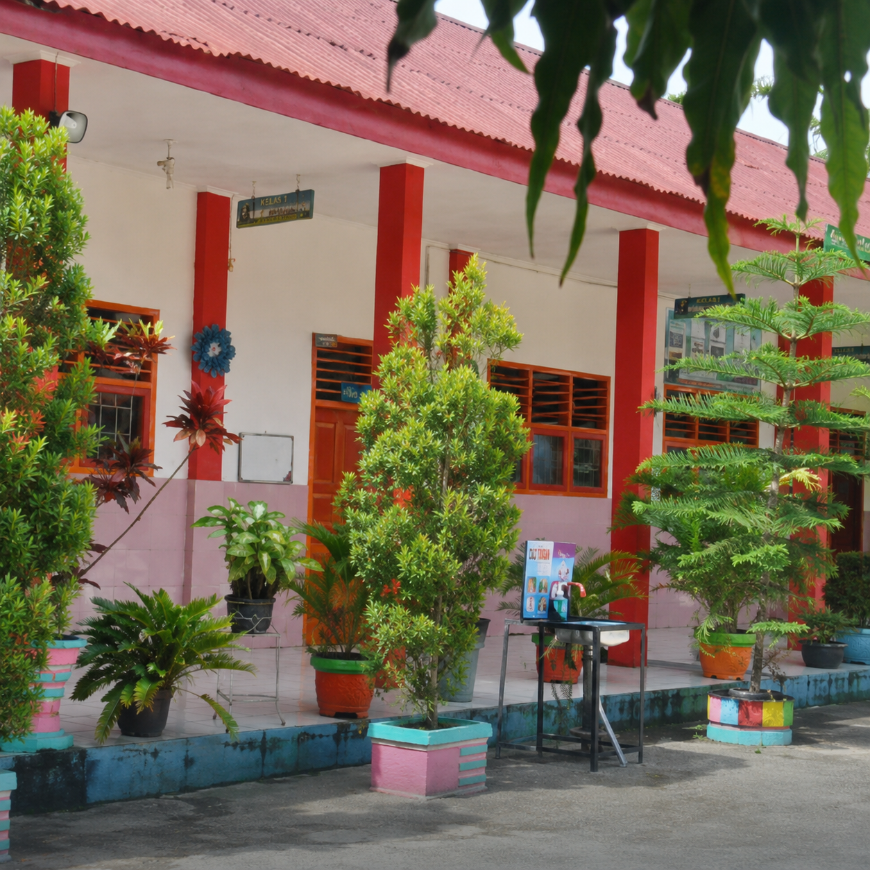 Program beasiswa dan dukungan siswa